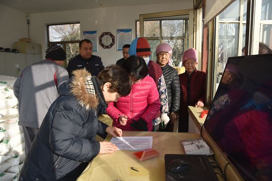 心系鄉(xiāng)親 情暖萬(wàn)家 ——重山集團(tuán)開展南韓村70歲老人節(jié)日慰問活動(dòng)73